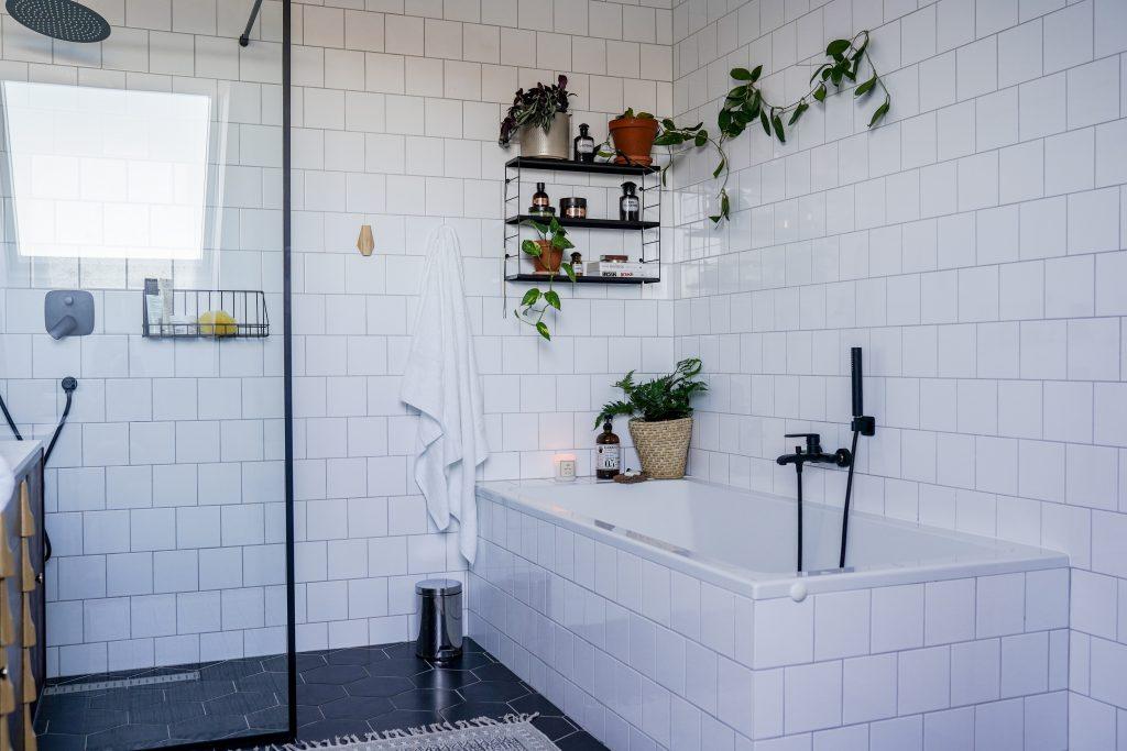Jak urządzić minimalistyczną łazienkę?
