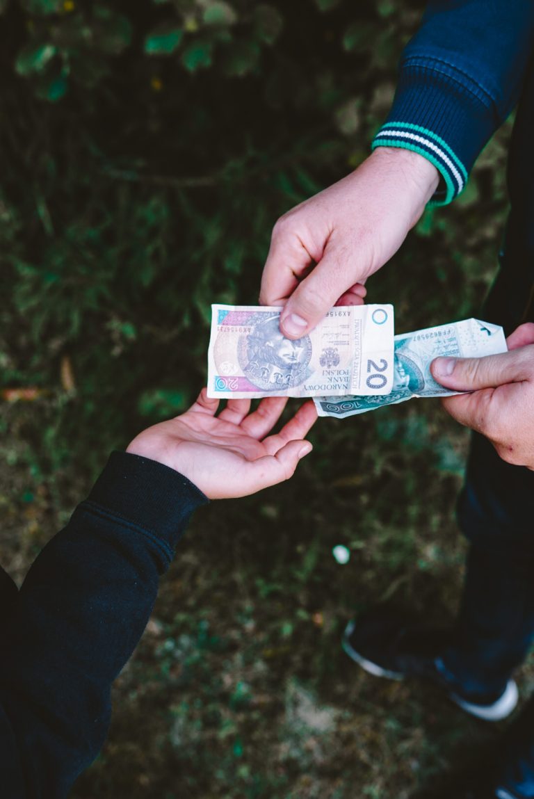 KIESZONKOWE DLA DZIECI. DAWAĆ CZY&nbsp;NIE&nbsp;DAWAĆ – OTO JEST PYTANIE!