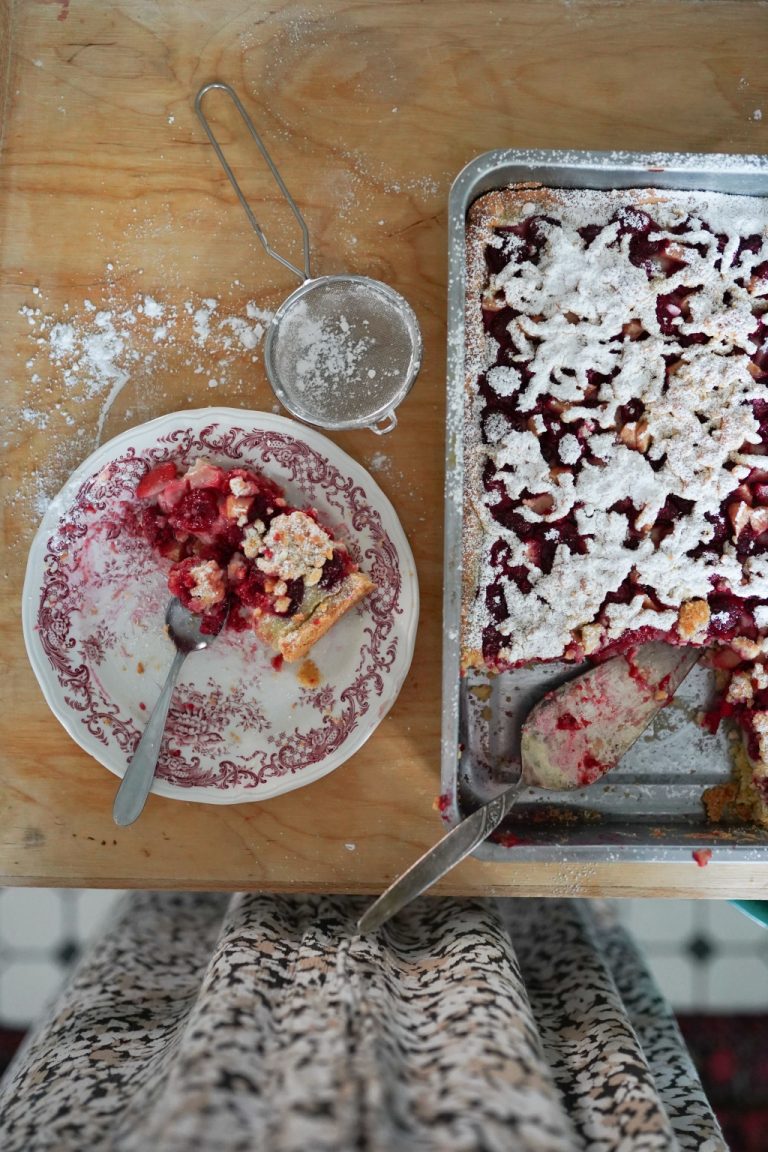 KRUCHE CIASTO Z MALINAMI I BUDYNIEM