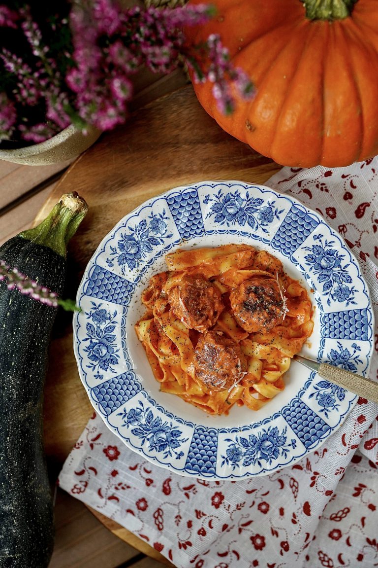 klopsiki w sosie z pieczonej papryki