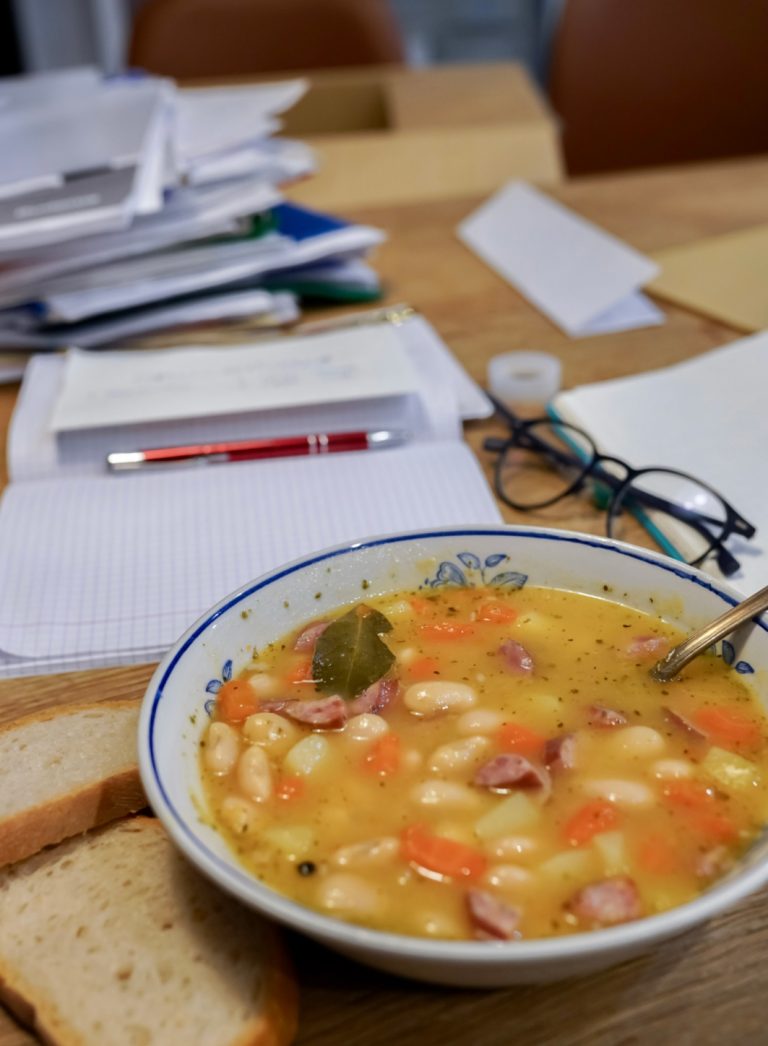 ZUPA FASOLOWA CZYLI „GROCHÓWKA” BABCI TERENI